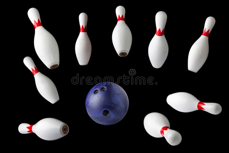 Bowlingspielstifte und -ball lokalisiert auf schwarzem Hintergrund