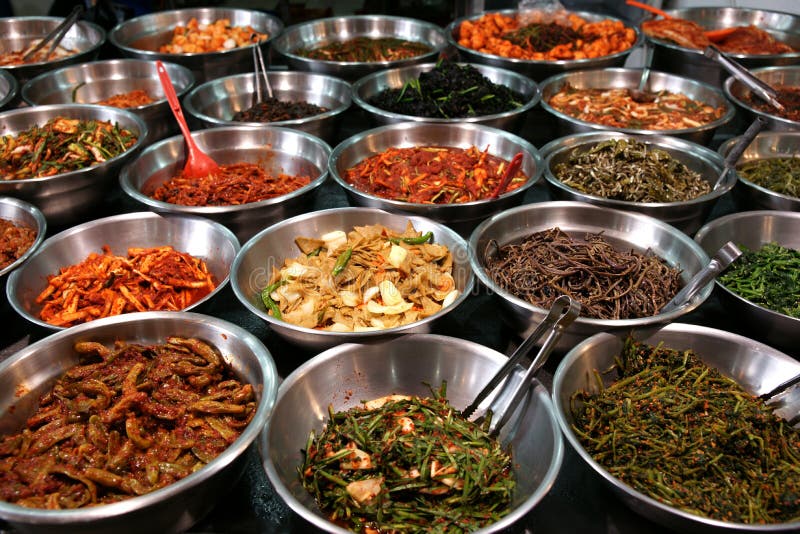 Kovové misy plné rôznych fermentované zeleniny (kimchi).
