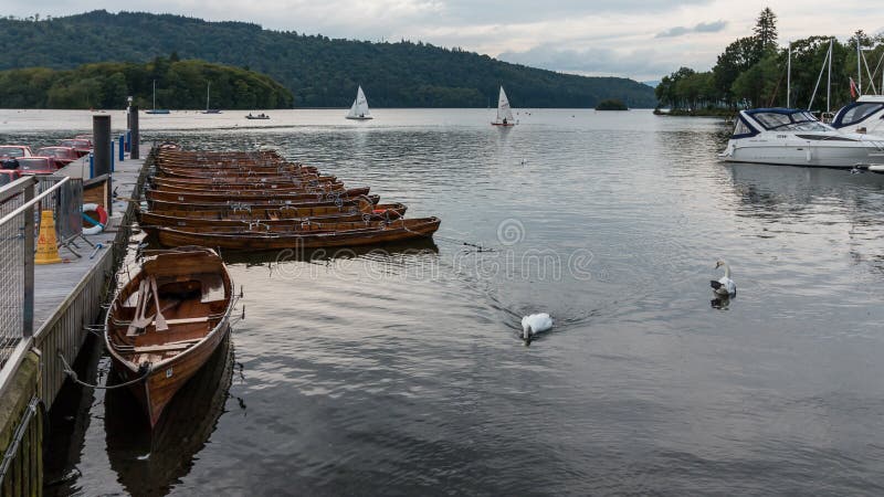 BOWNESS EM WINDERMERE, LAGO DISTRICT/ENGLAND - 20 DE AGOSTO: Rowin fotos de stock BOWNESS EM WINDERMERE, LAGO DISTRICT/ENGLAND - 20 DE AGOSTO: Rowin fotos de stock