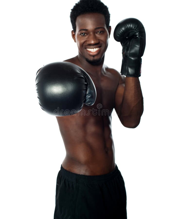 Boxeador africano descamisado listo para perforarle imagenes de archivo