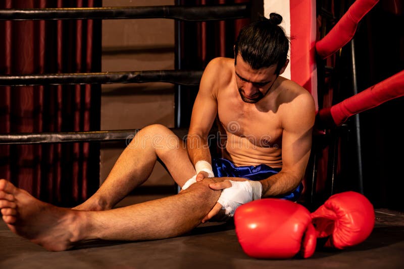 Hombre Con Lesión En El Cuello Viendo Boxeo En Casa Imagen de archivo -  Imagen de hombre, cuerda: 203169035