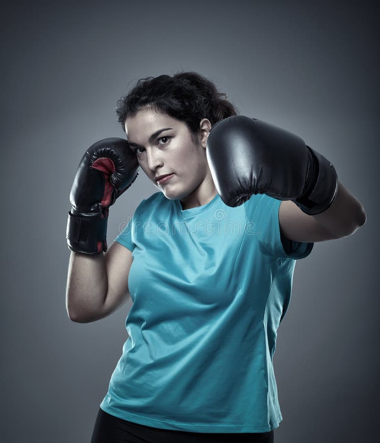 Boxeador De La Mujer Del Latino Imagen de archivo - Imagen de hembra