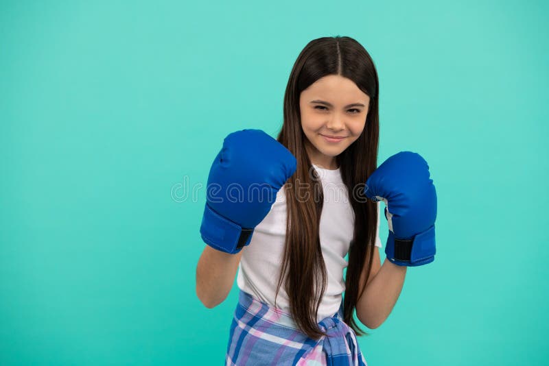 Nocaut. Poder Y Autoridad. Chica Adolescente En Ropa Guantes De Boxeo. Desafío Deportivo. Perforación. Imagen de archivo - Imagen de logro, boxeo: 219734773