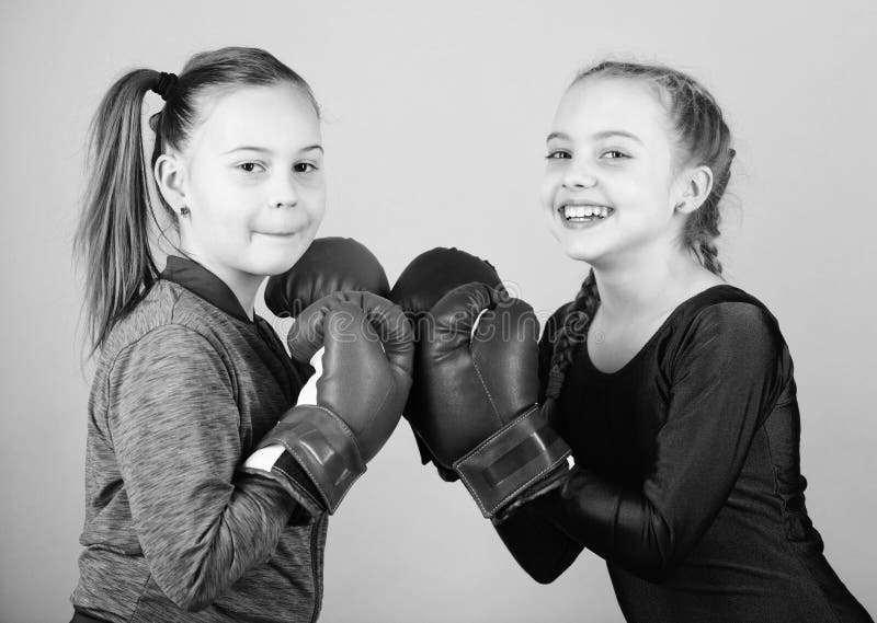 Boxeadores lindos de las muchachas en fondo azul Amistad como batalla y competencia Desaf?o de encajonamiento del paso Prueba par foto de archivo Boxeadores lindos de las muchachas en fondo azul Amistad como batalla y competencia Desaf?o de encajonamiento del paso Prueba par foto de archivo