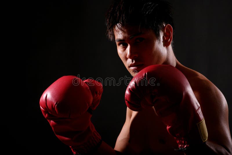 Serie di foto di giovani asiatici boxer pronti e steping sul ring.