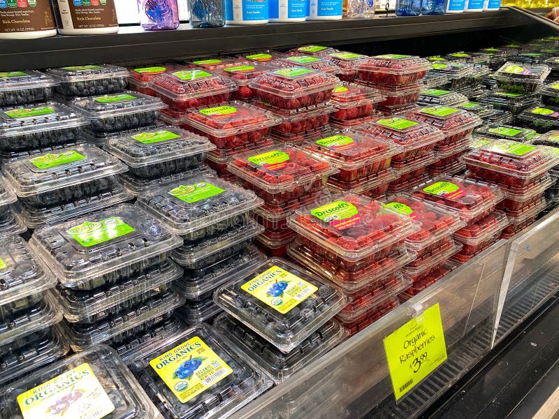 https://thumbs.dreamstime.com/b/boxes-raspberries-blueberrie-fresh-produce-aisle-whole-foods-market-grocery-store-orlando-fl-usa-183679469.jpg