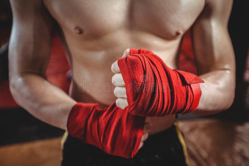 Boxeur enveloppant la courroie de boxe photo stock Boxeur enveloppant la courroie de boxe photo stock