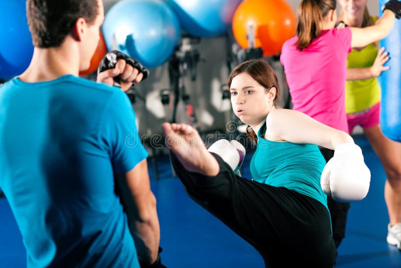 Boxeur féminin d'énergie avec l'avion-école dans sparring images libres de droits Boxeur féminin d'énergie avec l'avion-école dans sparring images libres de droits
