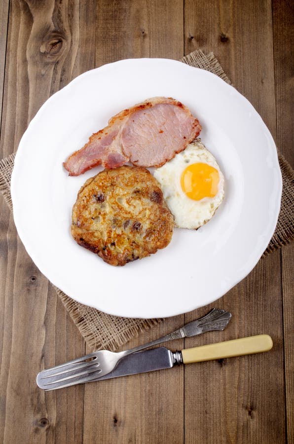 Boxty com ovo frito e bacon imagem de stock Boxty com ovo frito e bacon imagem de stock