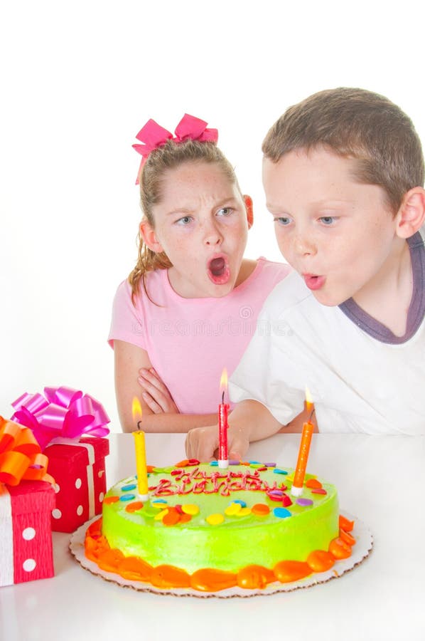 Medio ragazzo soffiando fuori le ragazze candeline di compleanno.