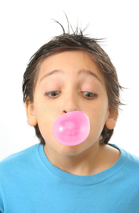 Bubble gum chlapec portrét s zábavné výrazy.