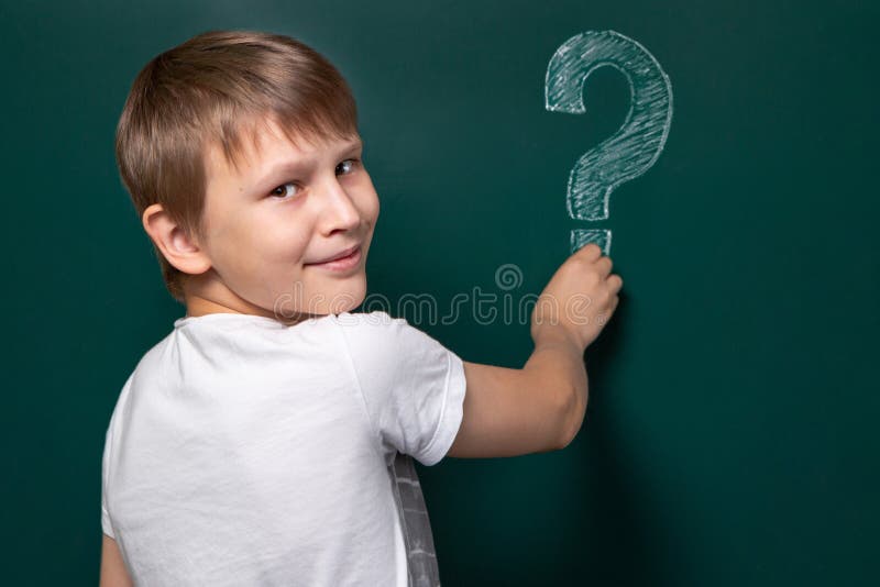 Улыбающийся какой вопрос. Ребенок думает клипарт. Мальчик смотрит на доску. Любопытный ребенок у доски со знаком вопроса. Мальчик смотрит вопросительно картинки.