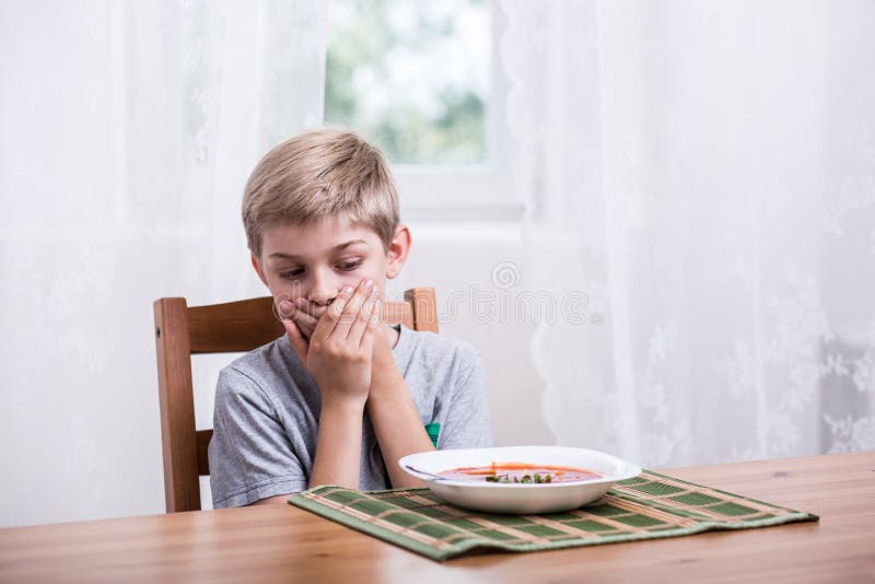 Littile chlapec nechce jesť polievku.