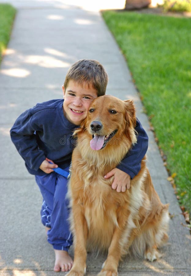 Joven chico el perro caminando.