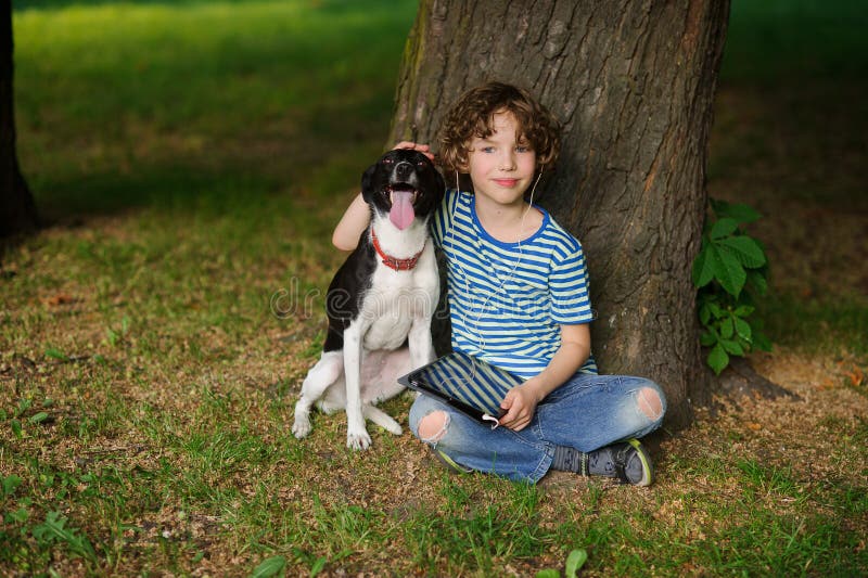 Мальчик сидит с собакой. Картинка мальчик сидит с собакой. Мальчик сидит с собакой в лесу. Девочка сидит на земле с собакой.