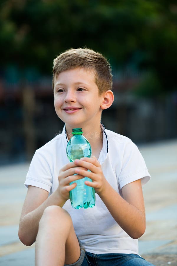 Teen here. Мальчики в воде. Мальчишки у воды. Мальчик в в воде портрет. Мальчики в воде в шортах.