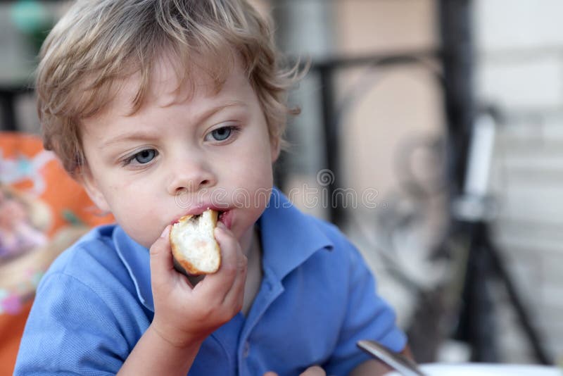 Мальчик с булочкой. Голодный мальчик. Мальчик ест булочку. Парень ест булочку. Hungry boys