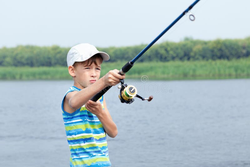 Мальчик ловил рыбу на реке. Мальчик рыбачит. Мальчик Рыбак. Мальчик Рыбак фотосессия. Мальчик ловит рыбу.