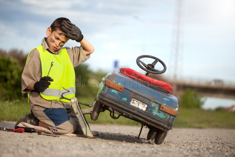 Fixes his car. Девочки и мальчики механики.