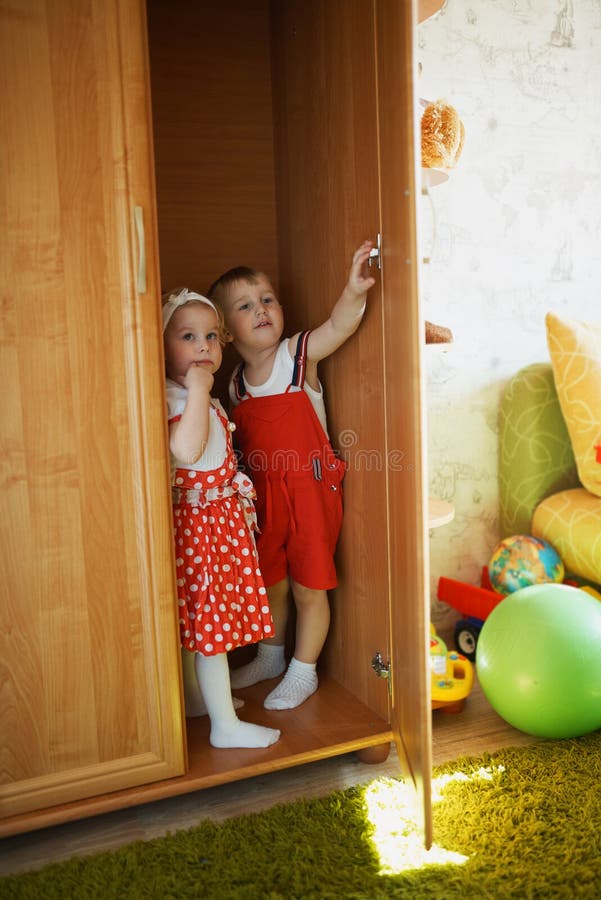 Ребенок прячется. Шкаф для детей. Дети играют в ПРЯТКИ. Малыш играет в ПРЯТКИ.