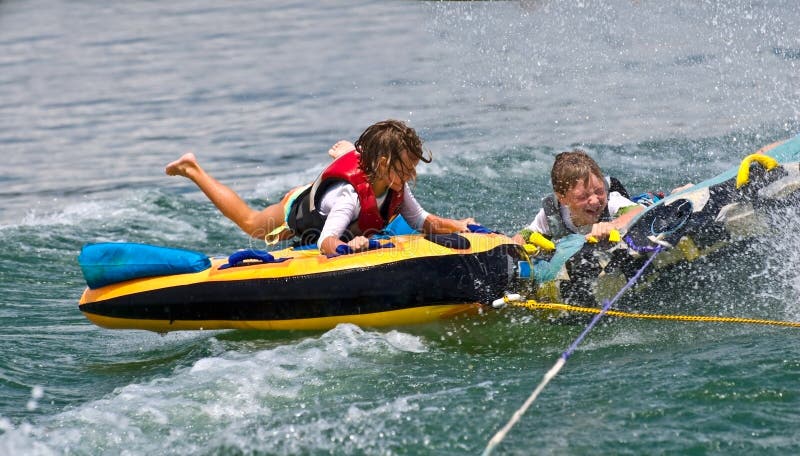 Hermano hermana ser tirado para un barco sobre el tubos.