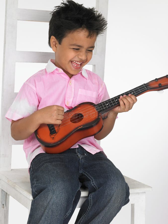 Chlapec hračka kytara v.