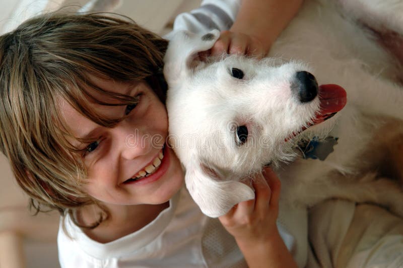 Ragazzo graffiare orecchie da il suo il cane.