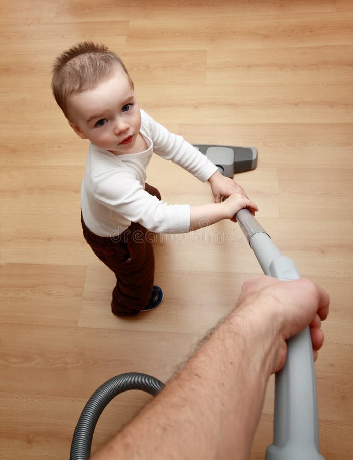 Kleinen Jungen helfen zu wollen hoover.