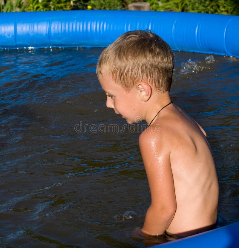 Парень купается в бассейне. Мальчики в бассейне. Мальчишки в бассейне. Мальчик в надувном бассейне. Мальчики моются в бассейне.