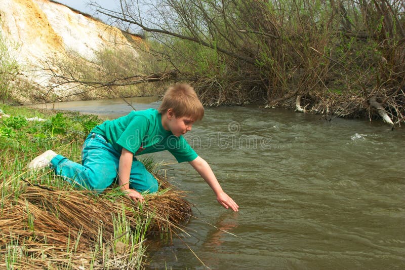 Юноши на реке