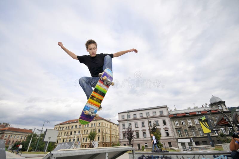 Chlapec cvičí brusle do skate parku.
