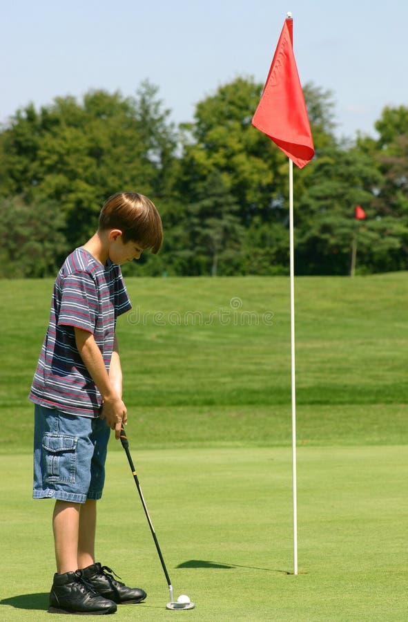 Chico jugador de golf introducción sobre el verde.