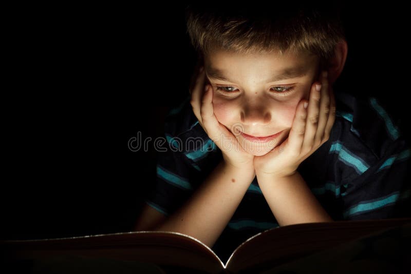 Chico lectura hora de dormir historia, oscuro, llave la luz llegada un libro.