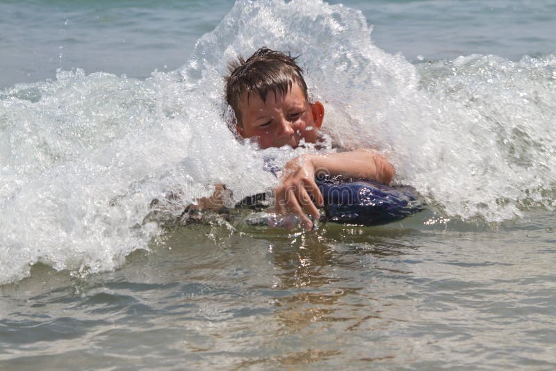 Glücklich gebräunte junge im Sommer Meer.