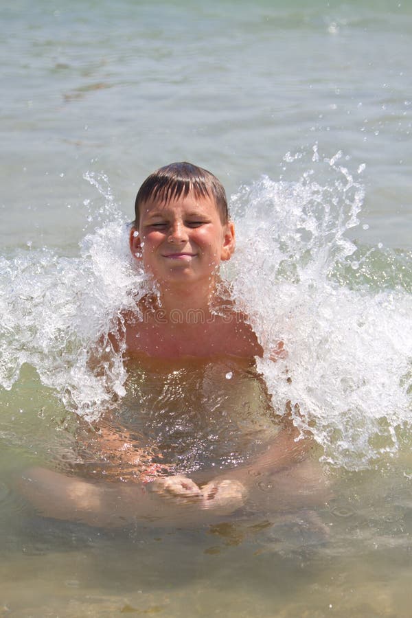 Felice ragazzo abbronzato in estate mare.