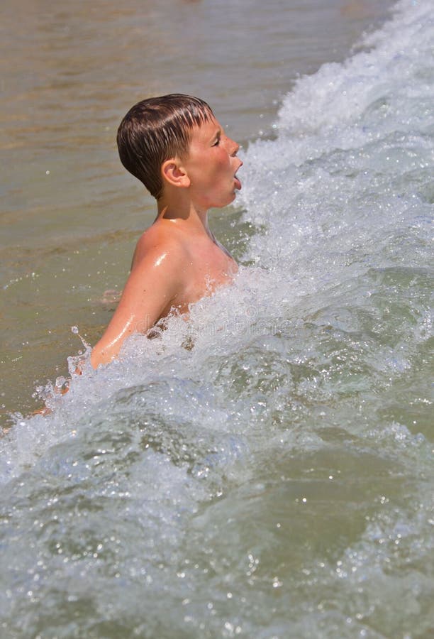 Feliz bronceado chico en verano el mar.