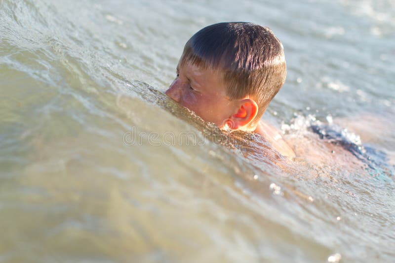 Felice ragazzo abbronzato in estate mare.