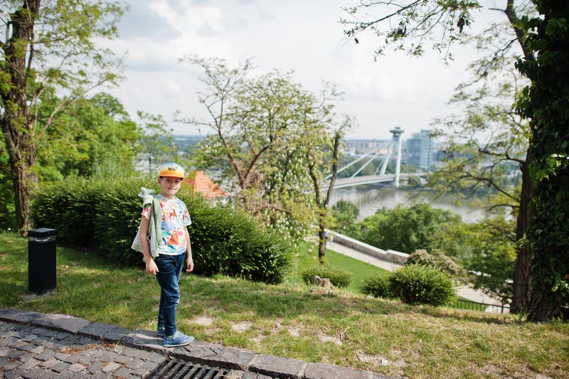 Pohľad na chlapca Bratislavský most, Slovensko
