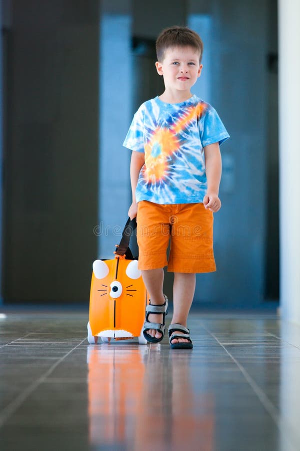 Roztomilý tri roky starý chlapec kufor na letisko.