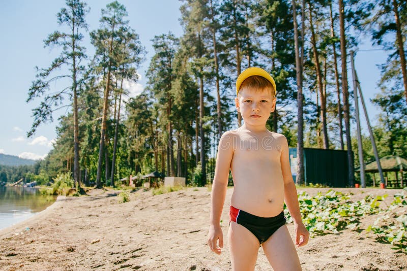 Юноши на реке