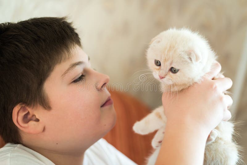 Teen pet. Мальчик держит котенка. Мальчик держит в руках котенка. Еврейский мальчик держит котенка. Мальчик Винтаж держит котенка.