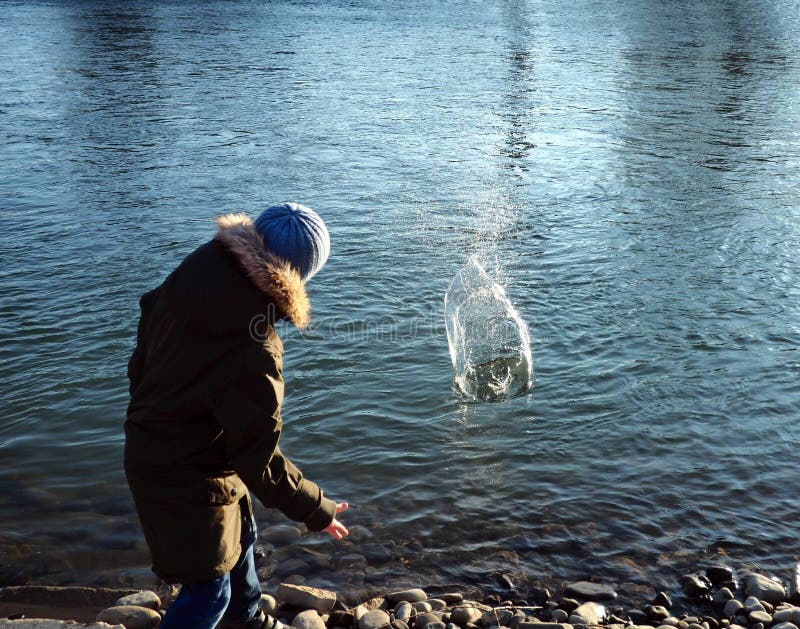 Кинули в воду. Камень брошенный в воду. Бросить в воду. Кидать камни в воду. Бросание камушков в воду.