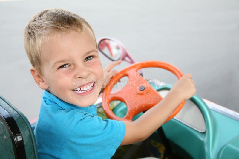 Kid Driving Изображения: просматривайте стоковые фотографии, векторные изображен
