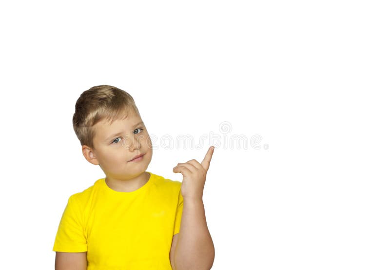 Chlapec v na bílý body jeho prsty na něco.