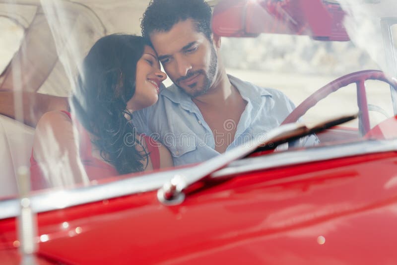boyfriend car flirting girlfriend old red στοκ φωτογραφία με δικαίωμα ελεύθερης χρήσης boyfriend car flirting girlfriend old red στοκ φωτογραφία με δικαίωμα ελεύθερης χρήσης