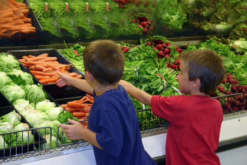 Los chicos cosecha afuera en tienda de comestibles mantener.