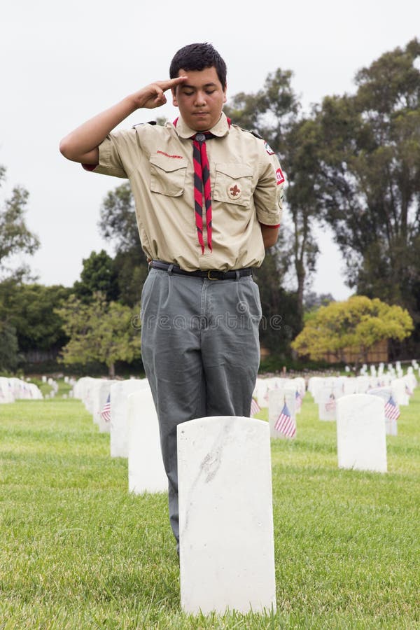 Boyscout que saluda a la una de 85, 000 banderas en el evento anual de Memorial Day, cementerio nacional de Los Ángeles, Californ imagen de archivo