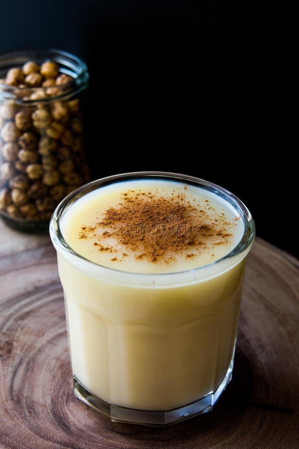 Boza of Bosa, traditionele Turkse drank met geroosterde kikkererwt stock fotografie Boza of Bosa, traditionele Turkse drank met geroosterde kikkererwt stock fotografie