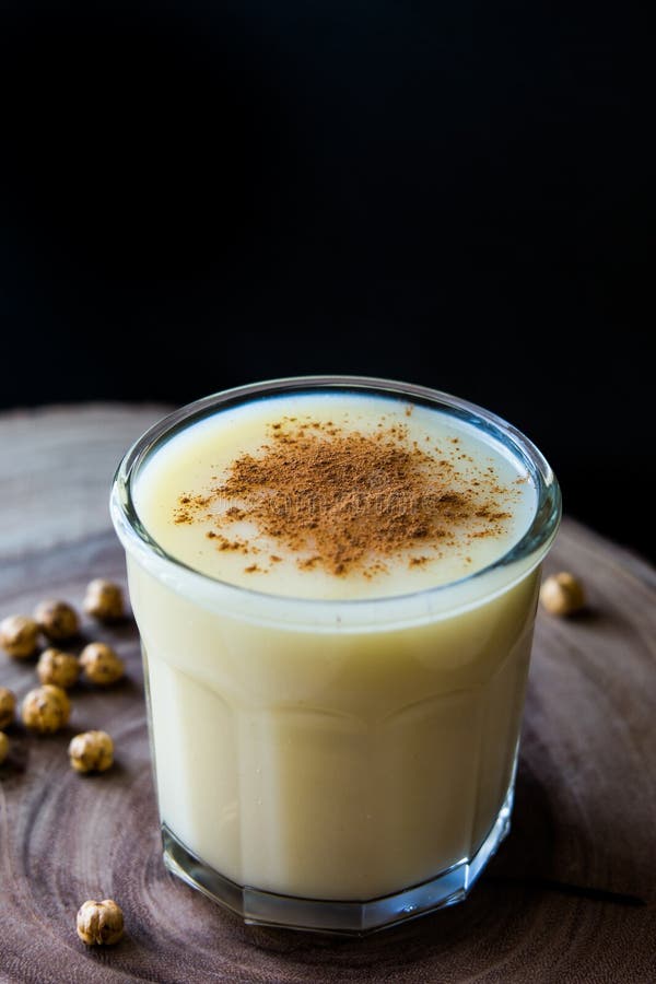 Boza of Bosa, traditionele Turkse drank met geroosterde kikkererwt stock foto Boza of Bosa, traditionele Turkse drank met geroosterde kikkererwt stock foto