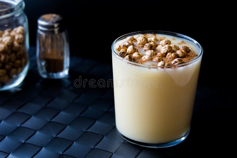 Boza o Bosa, turco tradicional bebe con el garbanzo asado imagenes de archivo Boza o Bosa, turco tradicional bebe con el garbanzo asado imagenes de archivo